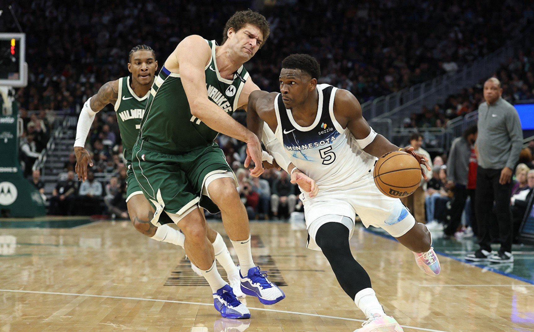 世俱杯改制-雄鹿击败马刺，保持不败纪录